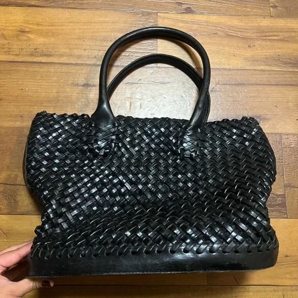 Italian leather woven style black bag size small used & in great conditions - Picture 3 of 11
